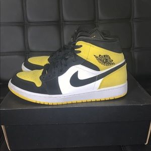 Air Jordan 1 Mid Yellow Toe Black